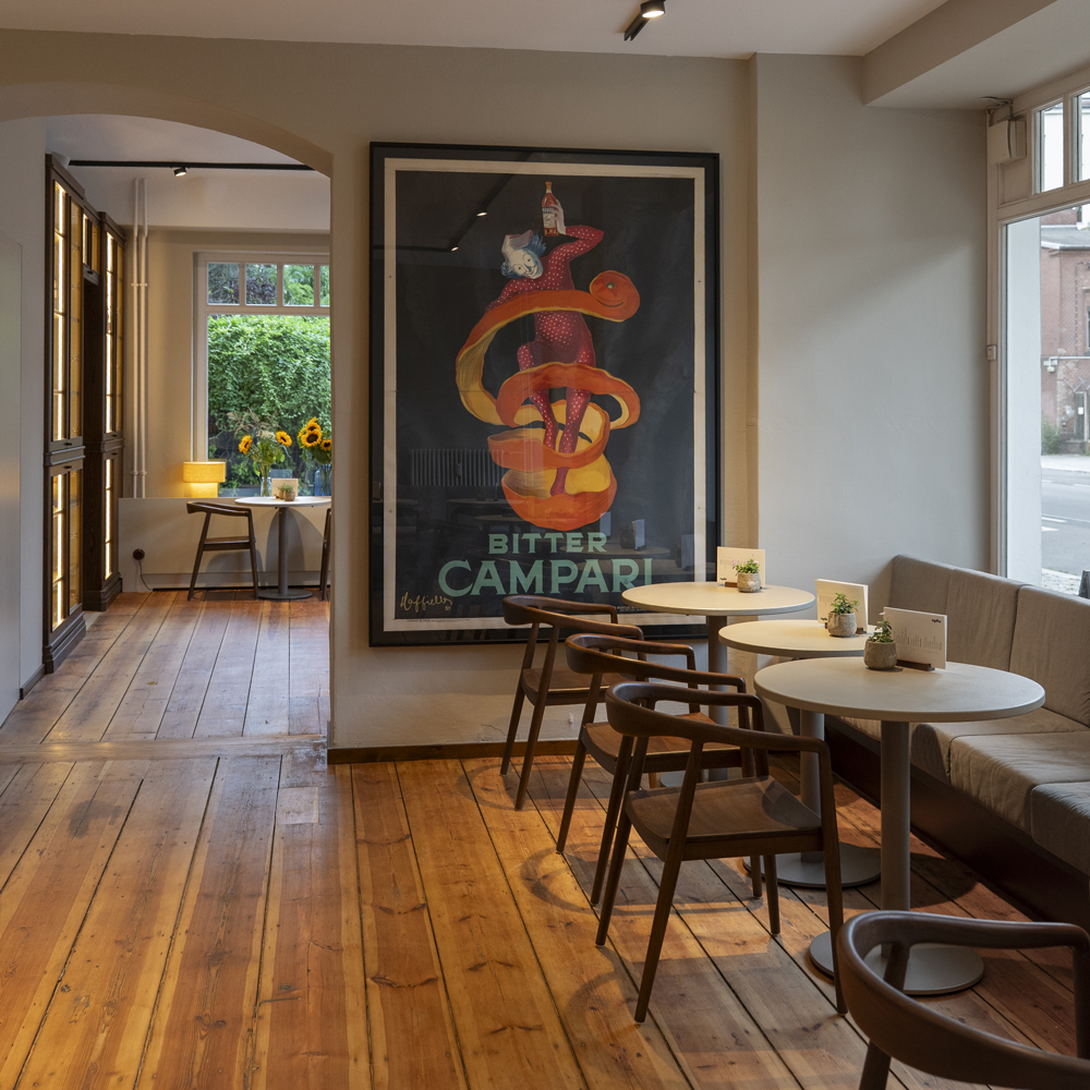 interior cafe nyde. mehrere tische und stühle